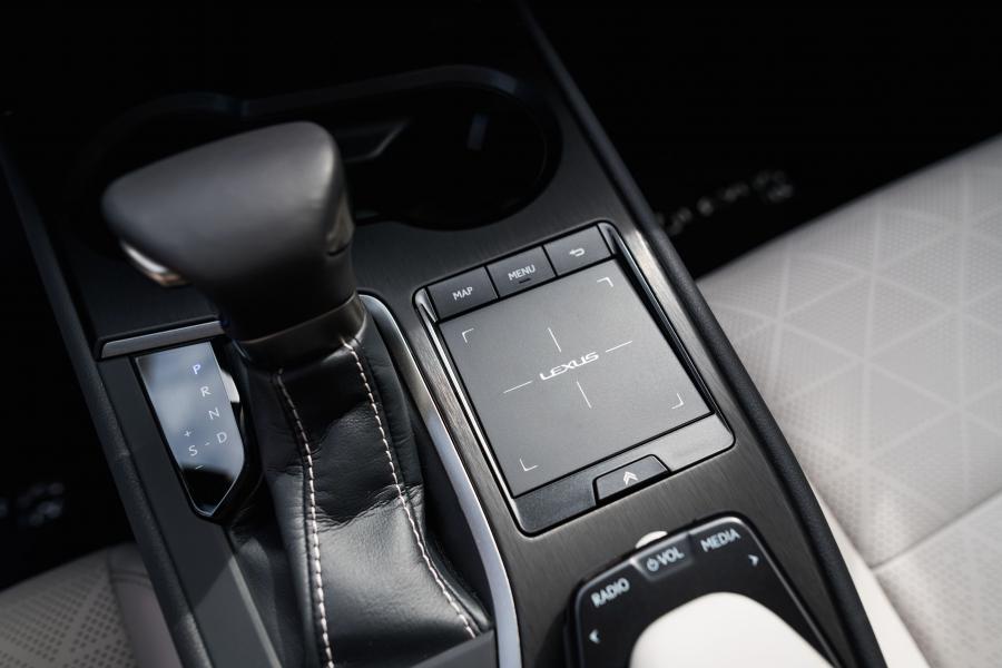 Детали интерьера  Lexus UX250h 2018 года  (NA) (фото 5 из 40)